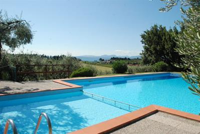 In residence con piscina e ampio parco